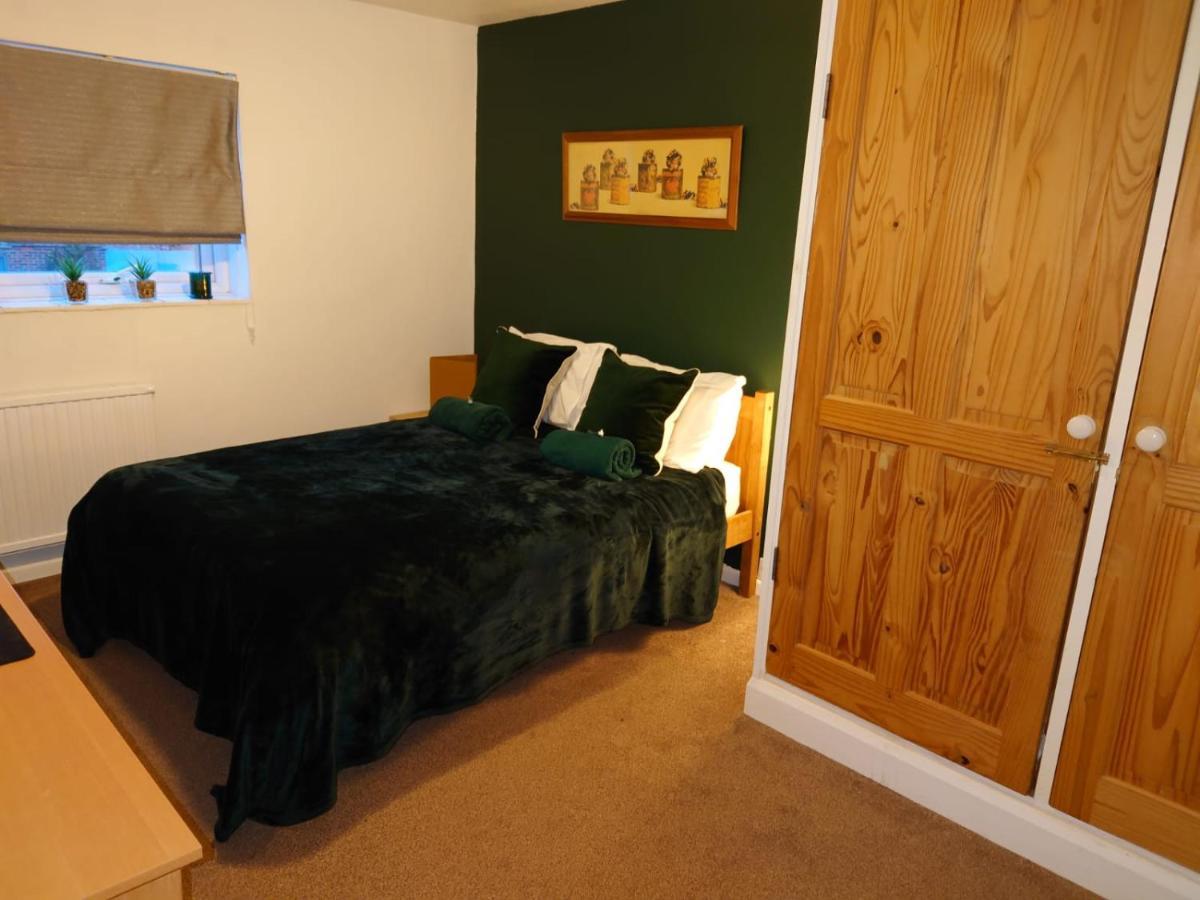Lovely Rooms In A Quiet Place Of Woking Eksteriør billede