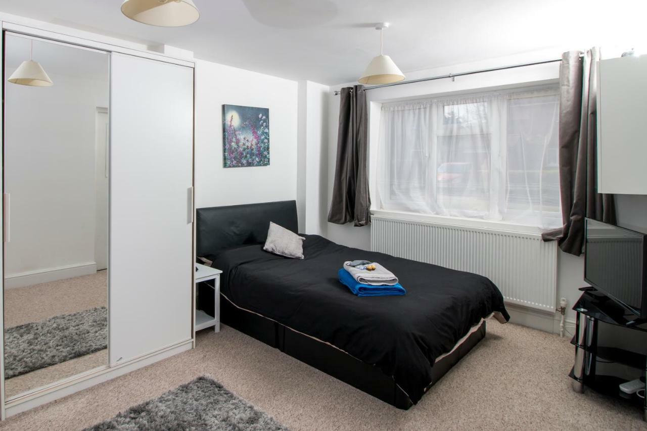 Lovely Rooms In A Quiet Place Of Woking Eksteriør billede